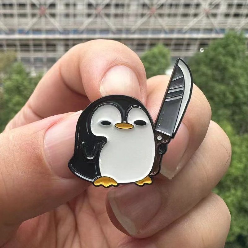 面白いペンギン保持ビッグナイフブローチピンバッジバックパック - Edc Everyday Carry Knives のレビューと価格